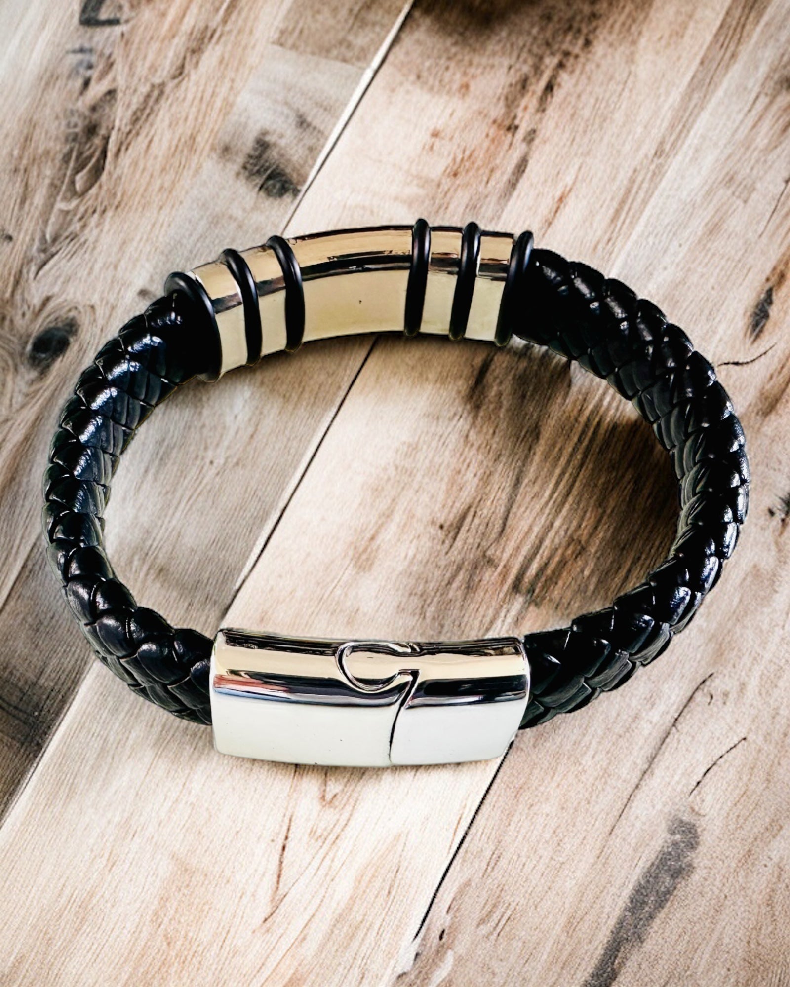 Pulsera de moda Hip Hop para hombres con grabado personalizado y cierre magnético – Elige estilo con acentos plateados o dorados, 22cm de cuero PU