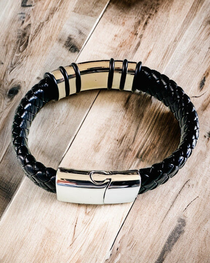 Pulsera de moda Hip Hop para hombres con grabado personalizado y cierre magnético – Elige estilo con acentos plateados o dorados, 22cm de cuero PU