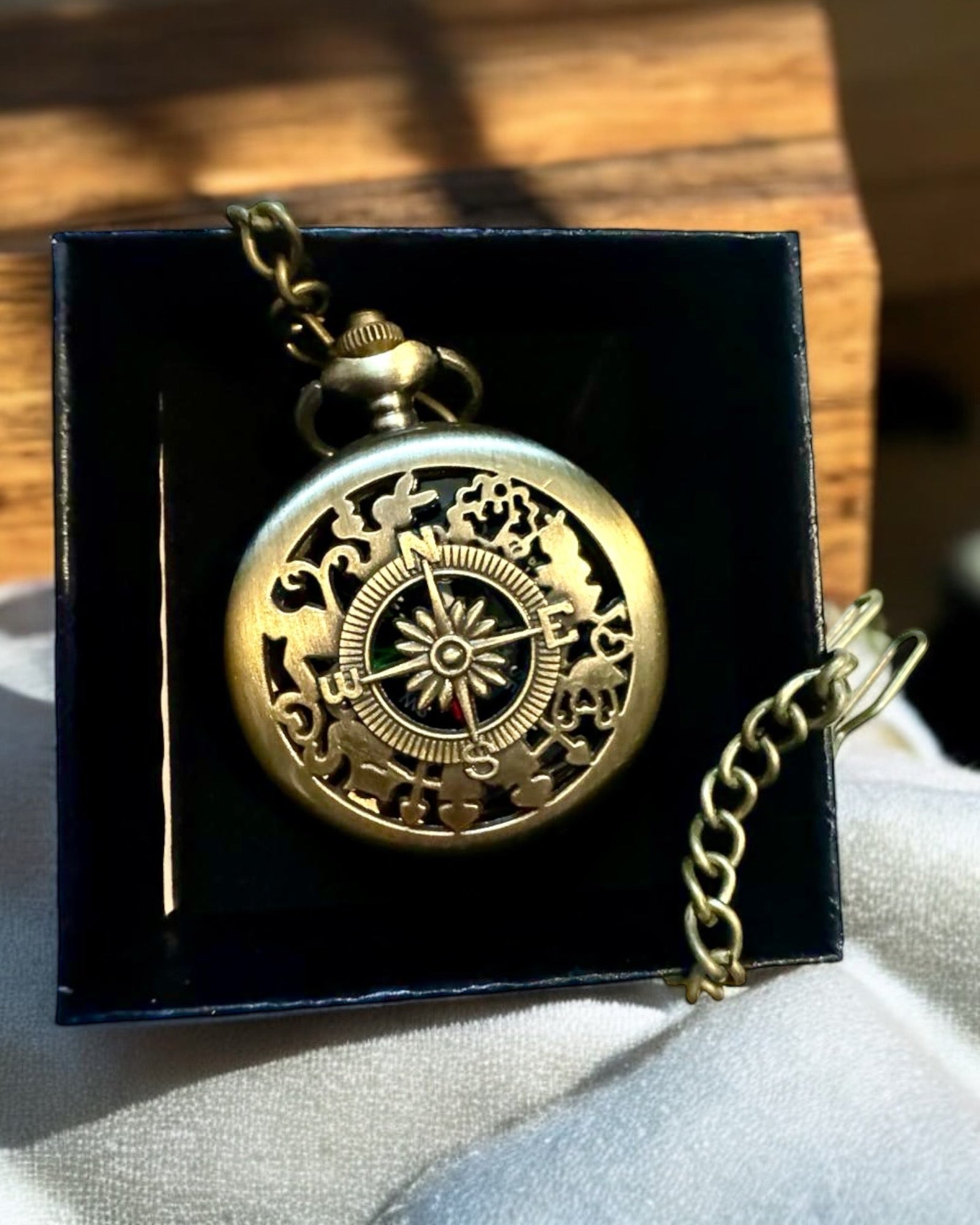 Antiguo Compás de Bolsillo en Bronce y Oro con Diseño Calado – Perfecto para Exploradores y Amantes del Retro. Personalización con grabado.