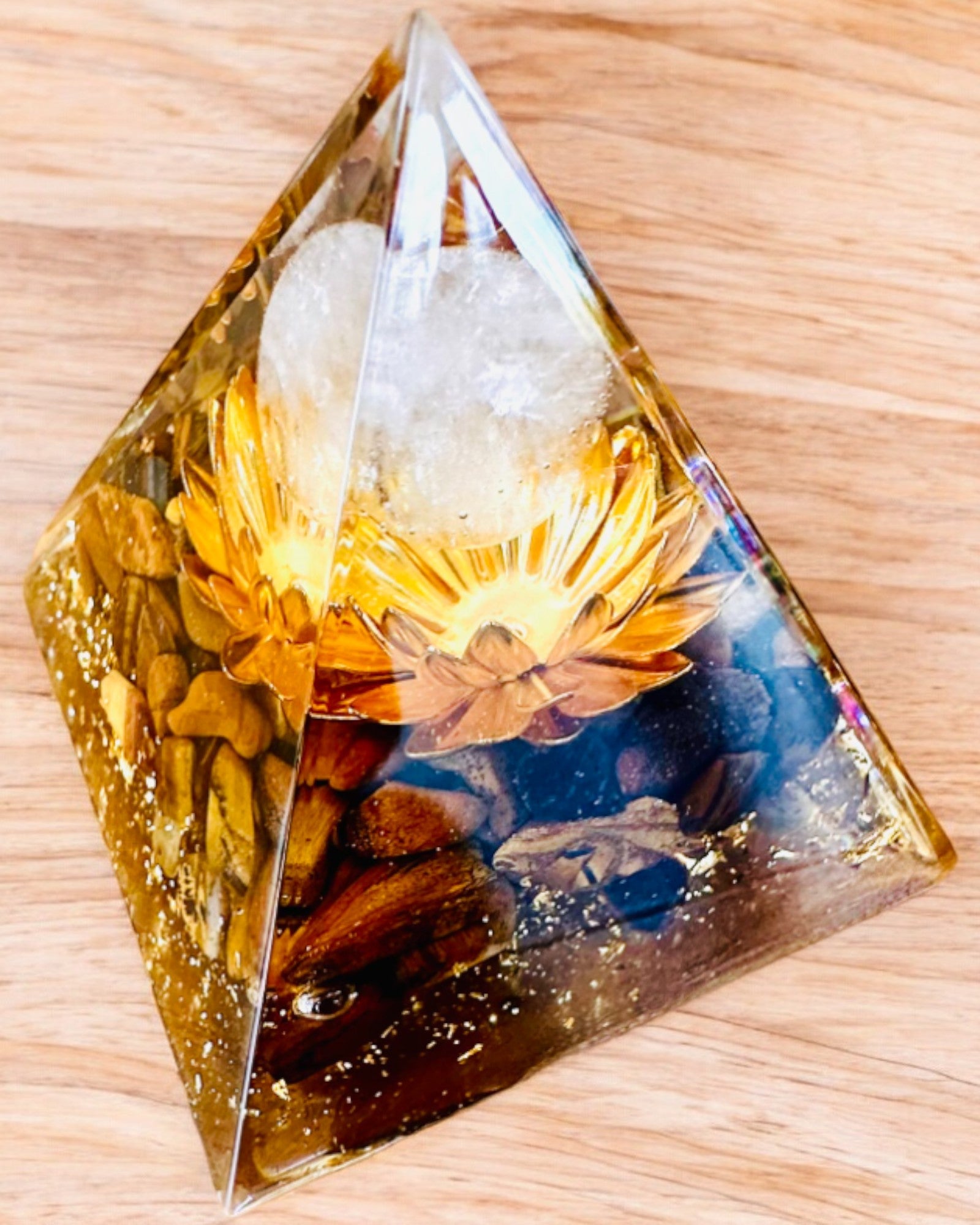 Pirámide Cristalina de Prosperidad de la Bola de Cristal Feliz, Piedra de Ojo de Tigre, Loto de Cobre