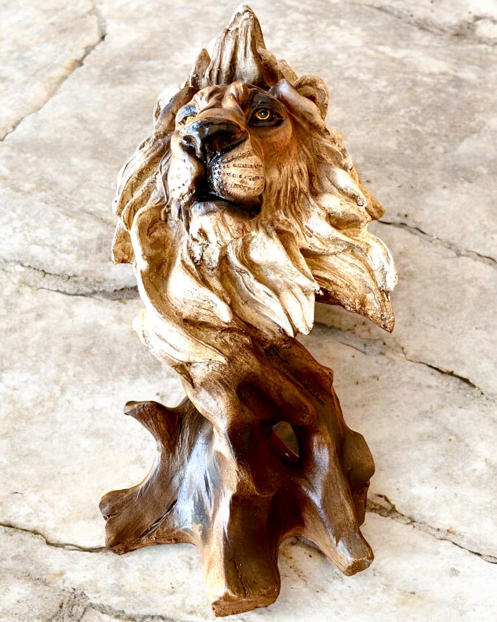 "Coraje de León" - Figura de Resina, 28 cm de altura, con opción de grabado para regalo