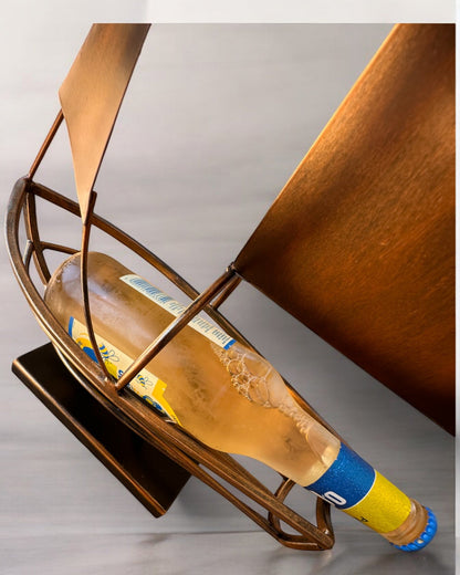 Soporte de Metal para Vino de 45 cm de altura, "Fantasía Nautica" - en Forma de Velero con Posibilidad de Grabado para Regalo