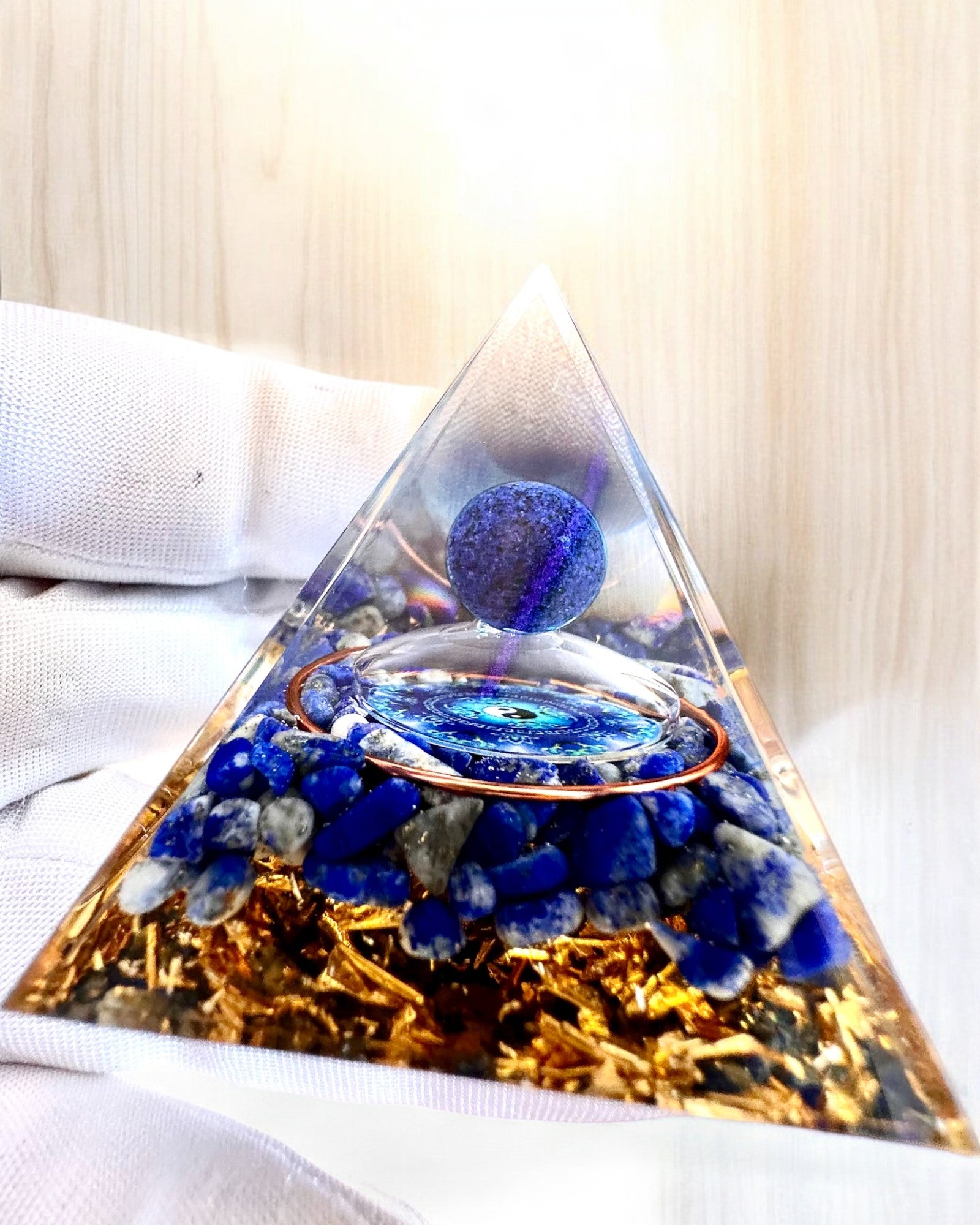 Pirámide Energética orgonita "Zenith" de Lapis Lazuli, ideal para un regalo