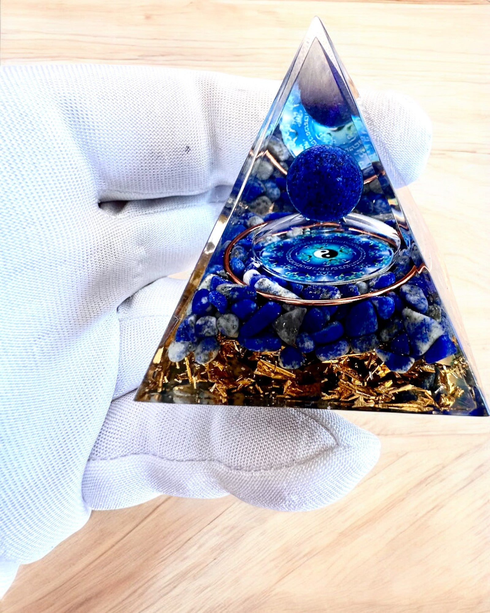 Pirámide Energética orgonita "Zenith" de Lapis Lazuli, ideal para un regalo