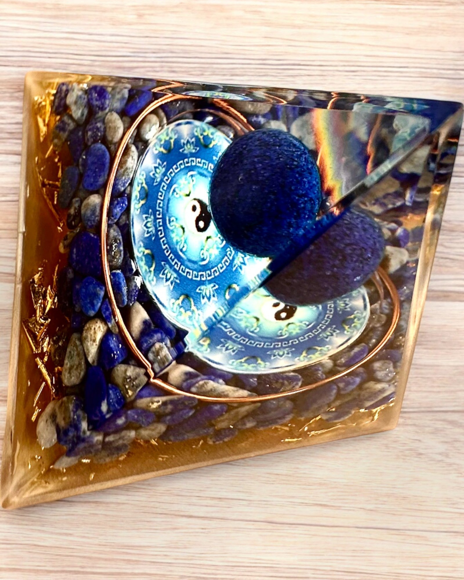 Pirámide Energética orgonita "Zenith" de Lapis Lazuli, ideal para un regalo