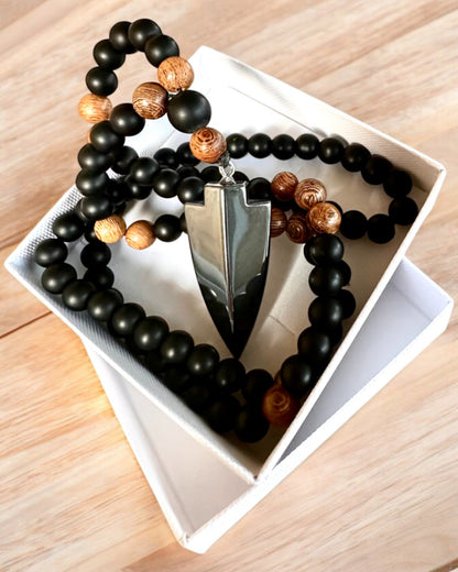 Flecha de Poder – Collar con Obsidiana Negra y Cuentas de Madera, personalización con grabado para regalo