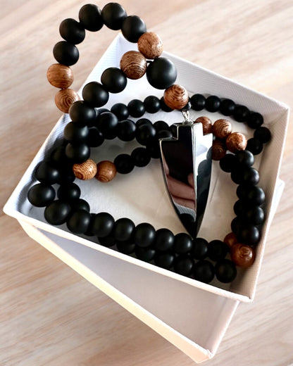 Flecha de Poder – Collar con Obsidiana Negra y Cuentas de Madera, personalización con grabado para regalo