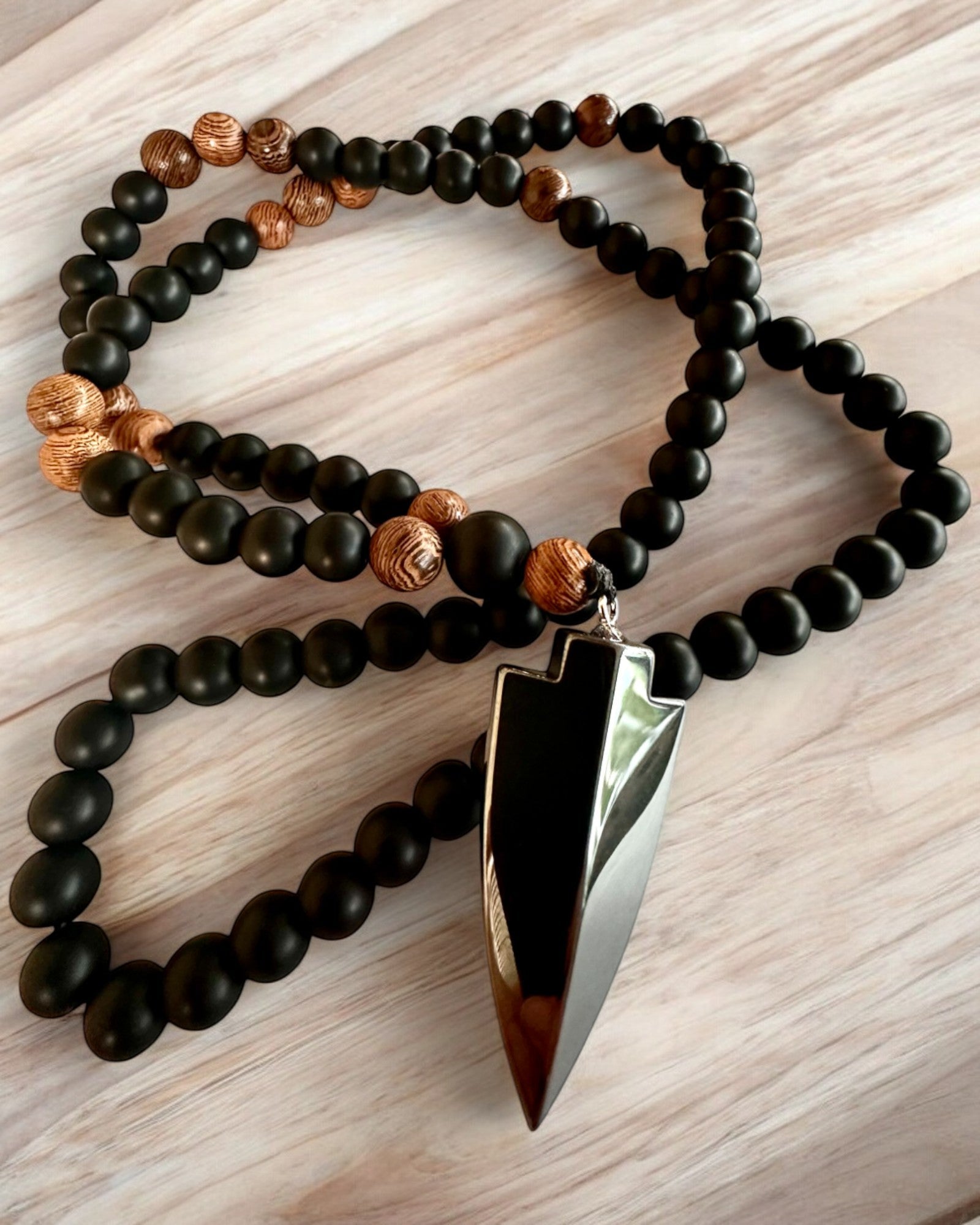 Flecha de Poder – Collar con Obsidiana Negra y Cuentas de Madera, personalización con grabado para regalo