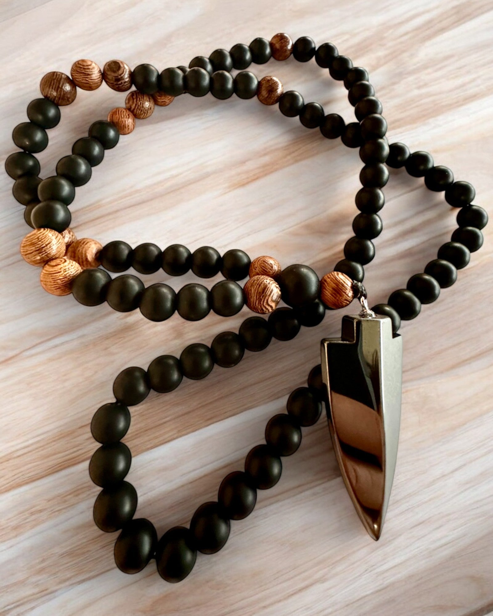 Flecha de Poder – Collar con Obsidiana Negra y Cuentas de Madera, personalización con grabado para regalo