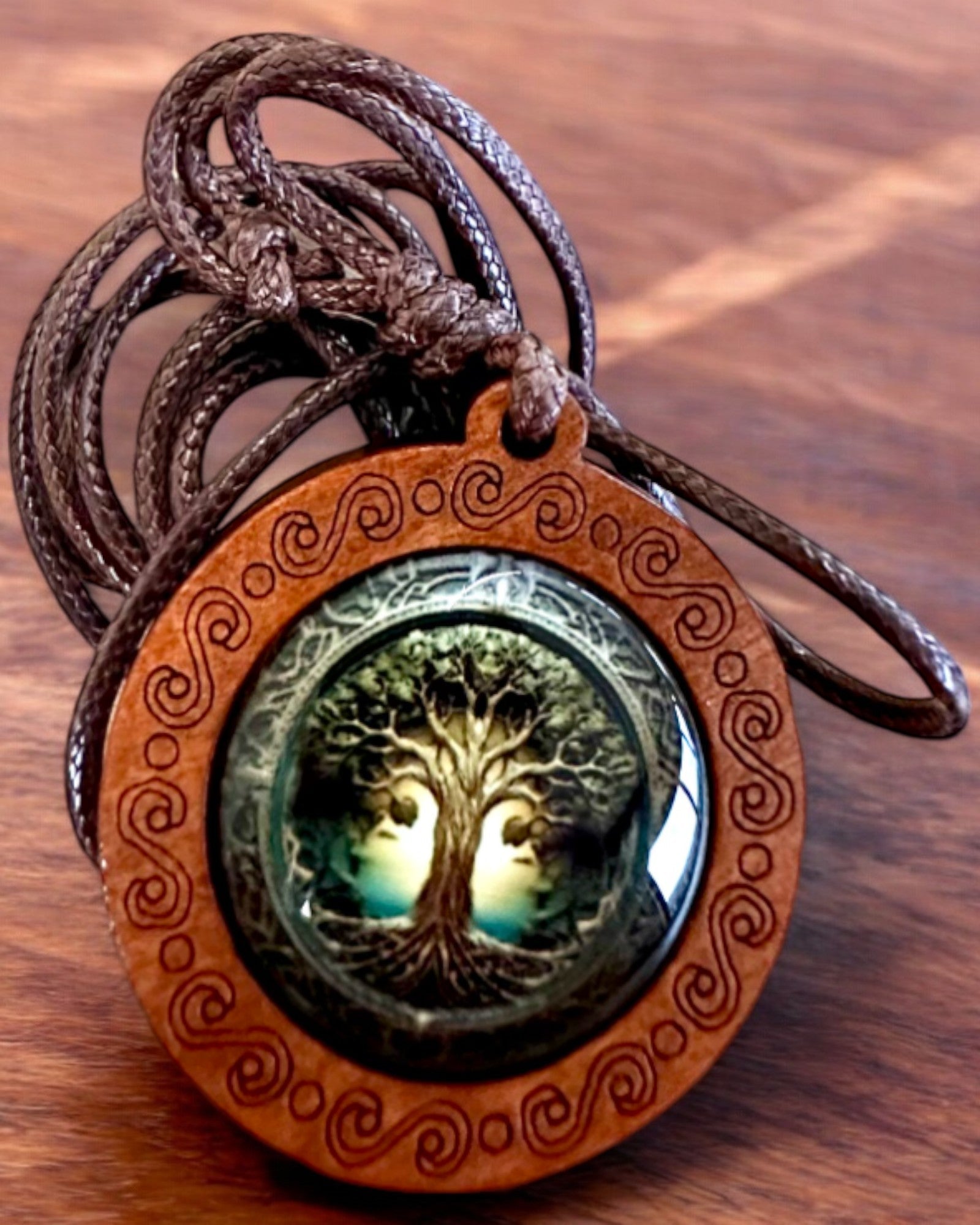 Amuleto de Vida "Árbol de Ancestros" - Collar Hecho a Mano de Madera y Vidrio, posibilidad de personalización con grabado para regalo