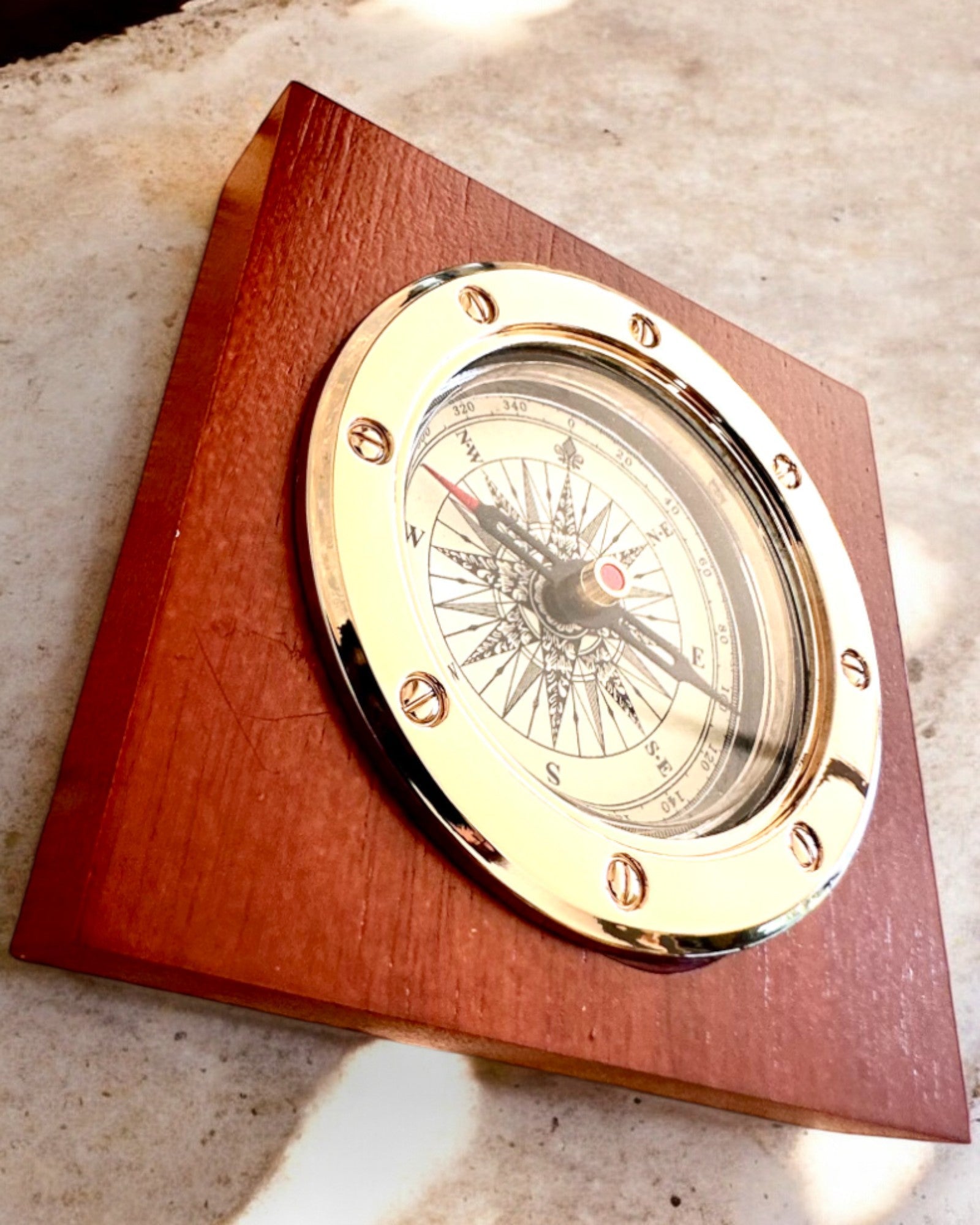 Compás "Navigator2" - Elegancia Clásica en Latón y Madera, personalización con grabado para regalo