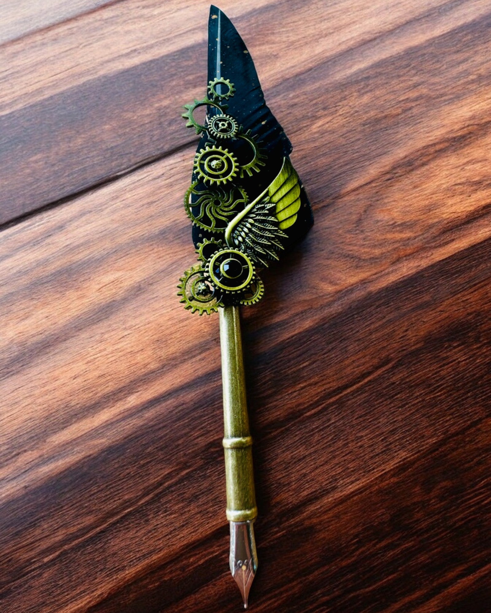 Pluma Caligráfica "Elegancia Steampunk" con Pluma de Pavo - Hecho a Mano 5 variantes para elegir, personalización con grabado para regalo