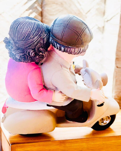 Figurita decorativa Enamorados en scooter - personalización con grabado para regalo