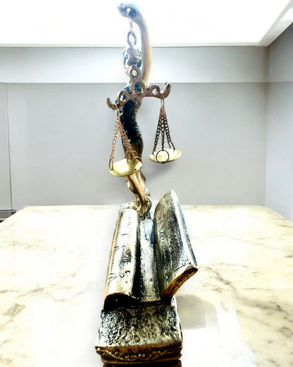 Estatuilla "Justicia 2" - Diosa de la Justicia – Decoración Artística para Estante, Artesanía de Resina, personalización con grabado