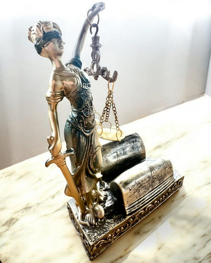 Estatuilla "Justicia 2" - Diosa de la Justicia – Decoración Artística para Estante, Artesanía de Resina, personalización con grabado