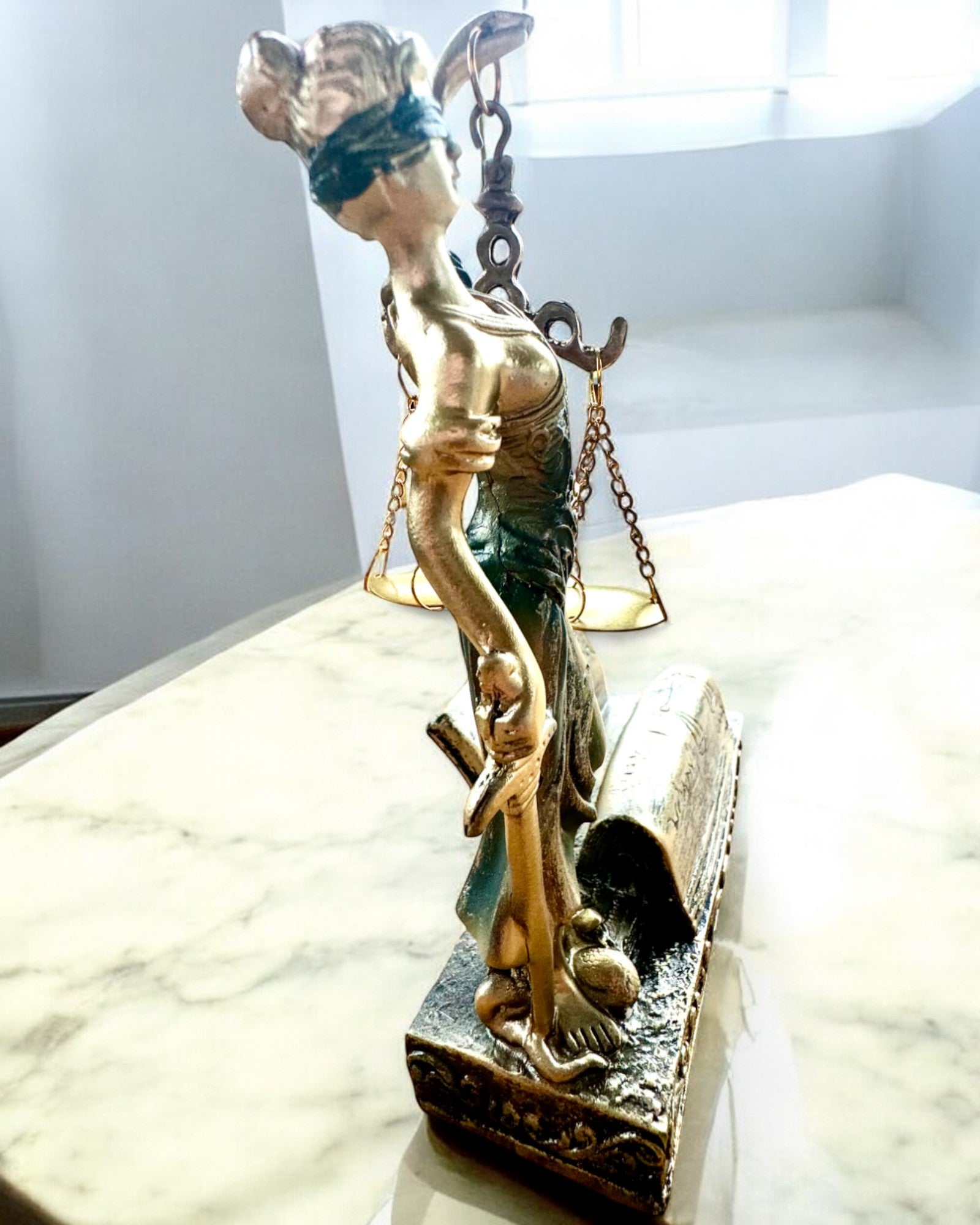 Estatuilla "Justicia 2" - Diosa de la Justicia – Decoración Artística para Estante, Artesanía de Resina, personalización con grabado