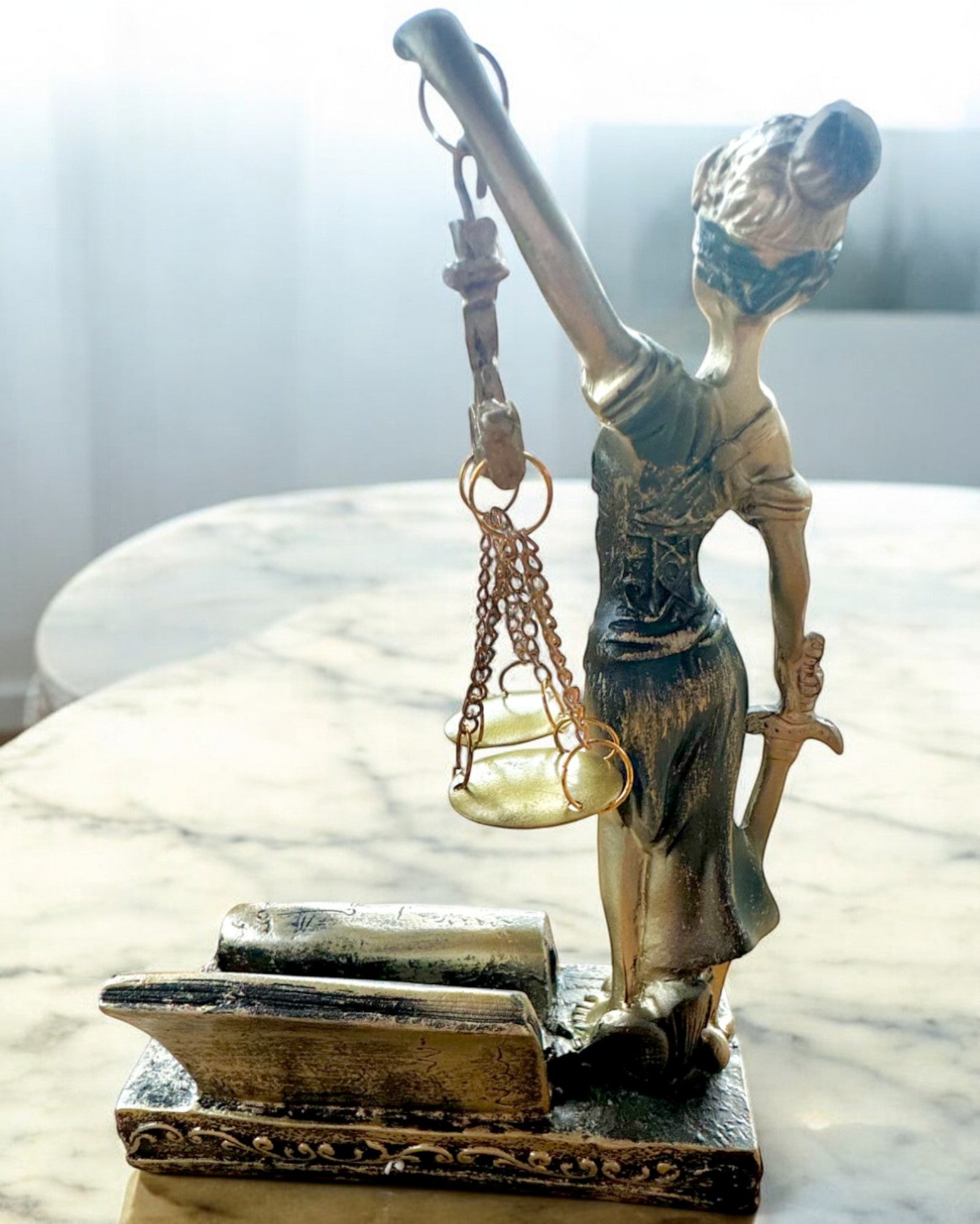 Estatuilla "Justicia 2" - Diosa de la Justicia – Decoración Artística para Estante, Artesanía de Resina, personalización con grabado