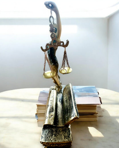 Estatuilla "Justicia 2" - Diosa de la Justicia – Decoración Artística para Estante, Artesanía de Resina, personalización con grabado