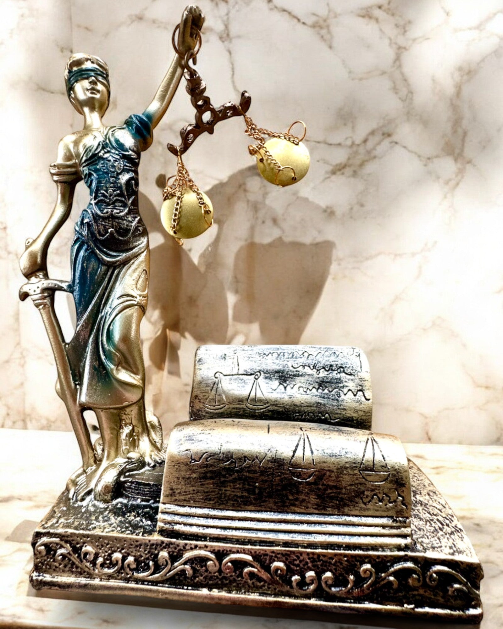 Estatuilla "Justicia 2" - Diosa de la Justicia – Decoración Artística para Estante, Artesanía de Resina, personalización con grabado