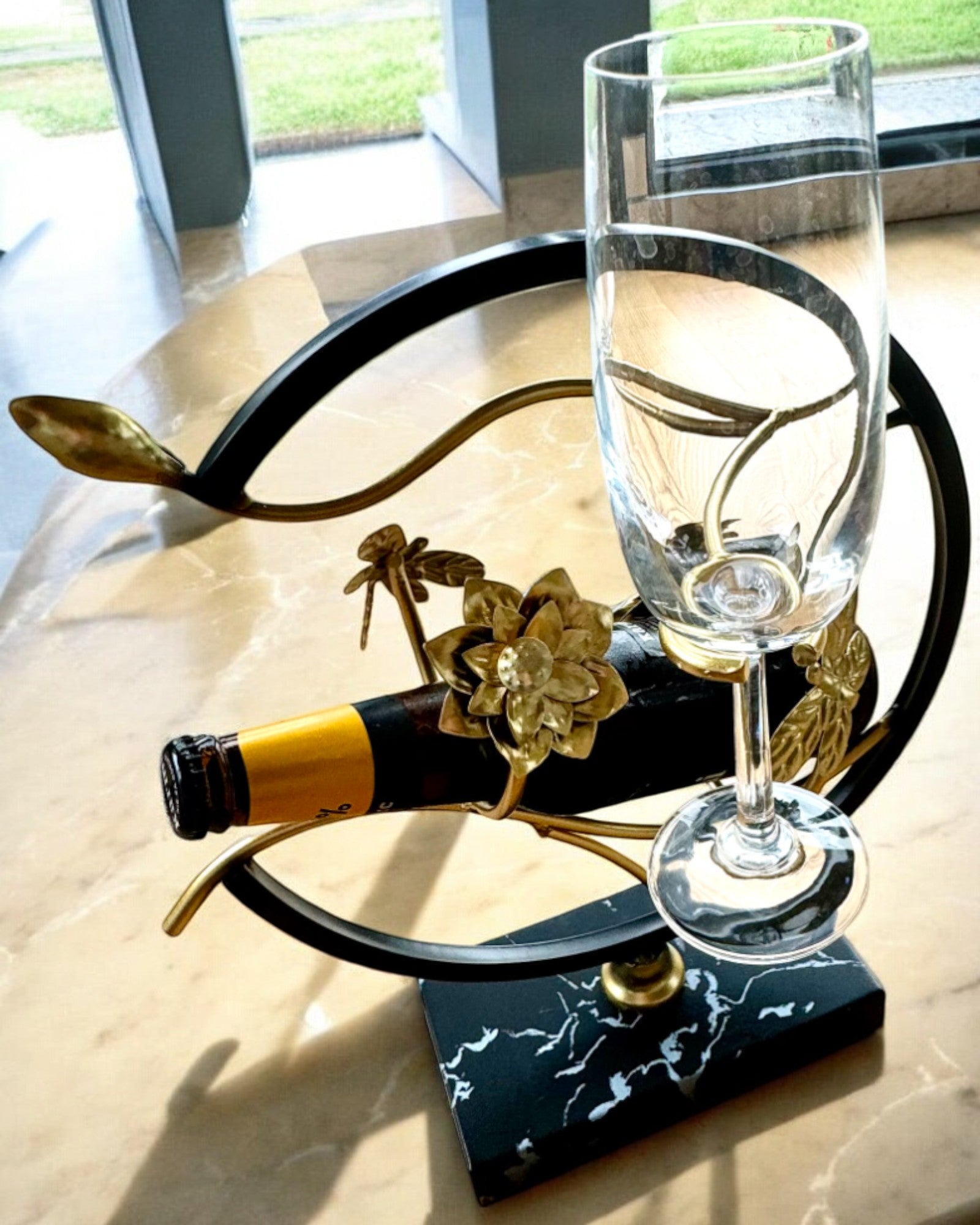 Soporte "Insecto Elegante" - para botella de vino y copas, altura 33 cm, posibilidad de personalización con grabado para regalo.