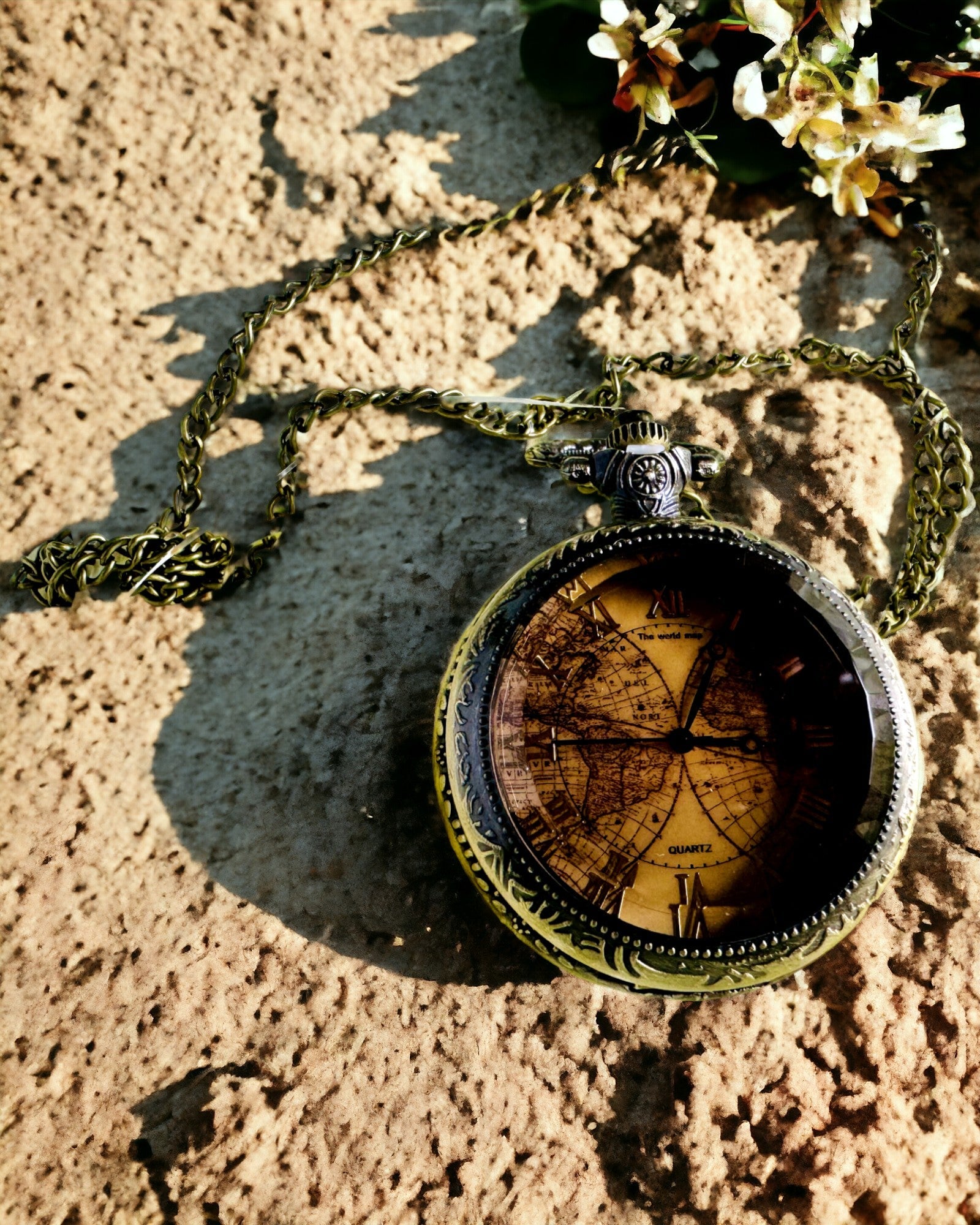 Reloj de bolsillo de cuarzo clásico con mapa del mundo – Colgante con cadena de estilo vintage para ella y para él, grabado