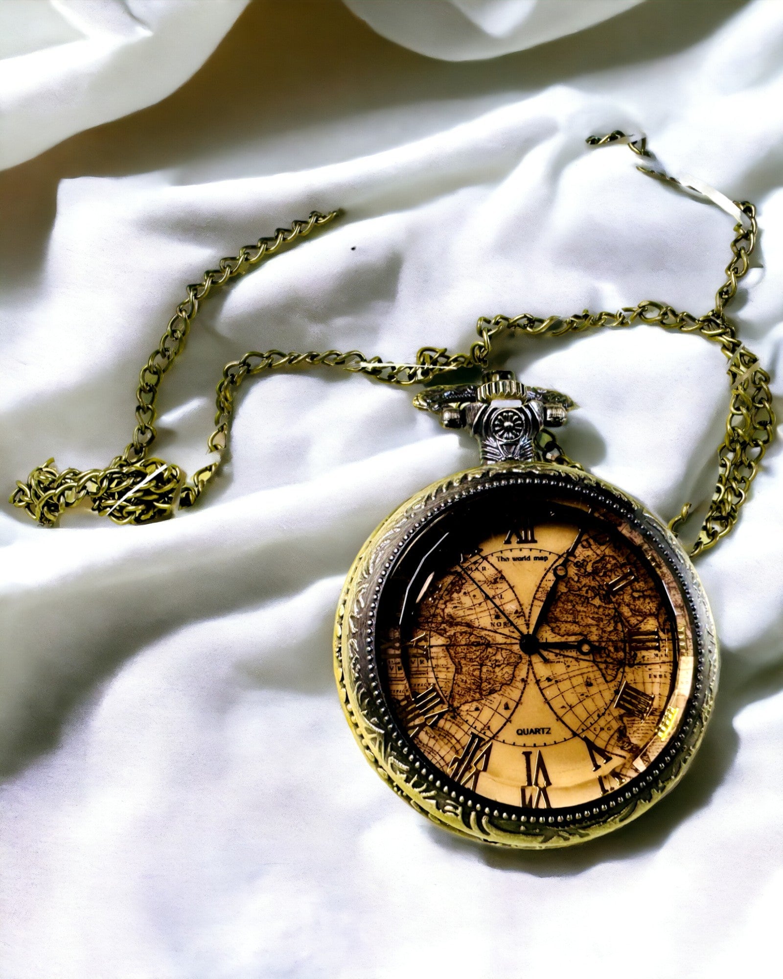 Reloj de bolsillo de cuarzo clásico con mapa del mundo – Colgante con cadena de estilo vintage para ella y para él, grabado