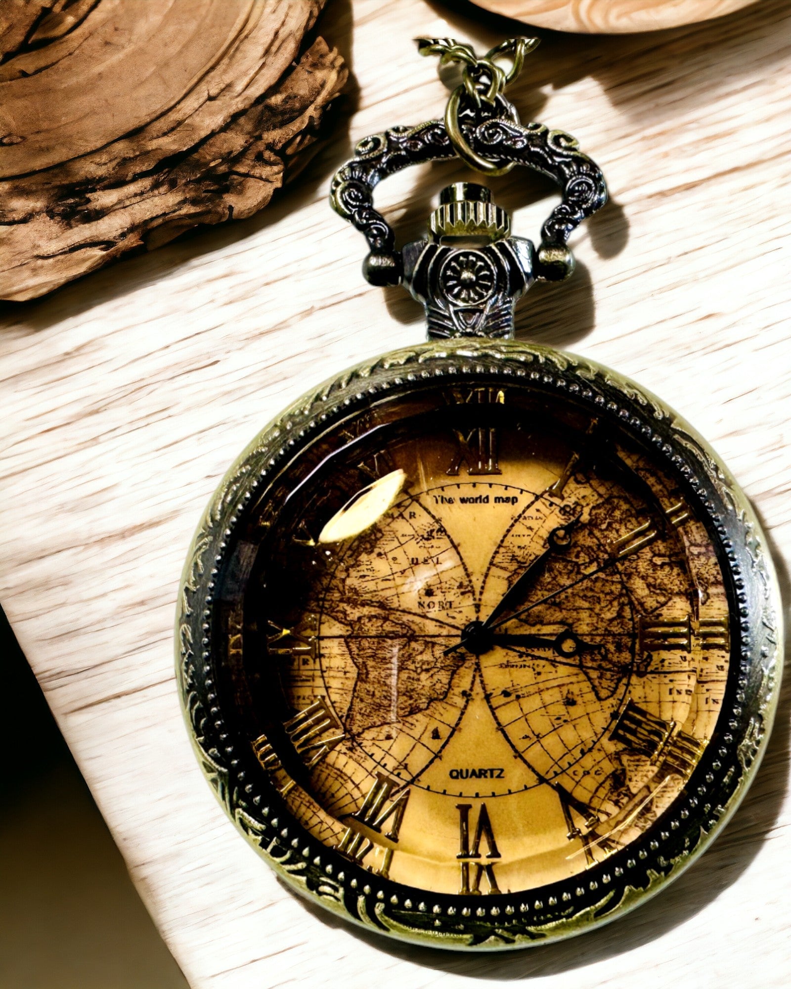 Reloj de bolsillo de cuarzo clásico con mapa del mundo – Colgante con cadena de estilo vintage para ella y para él, grabado