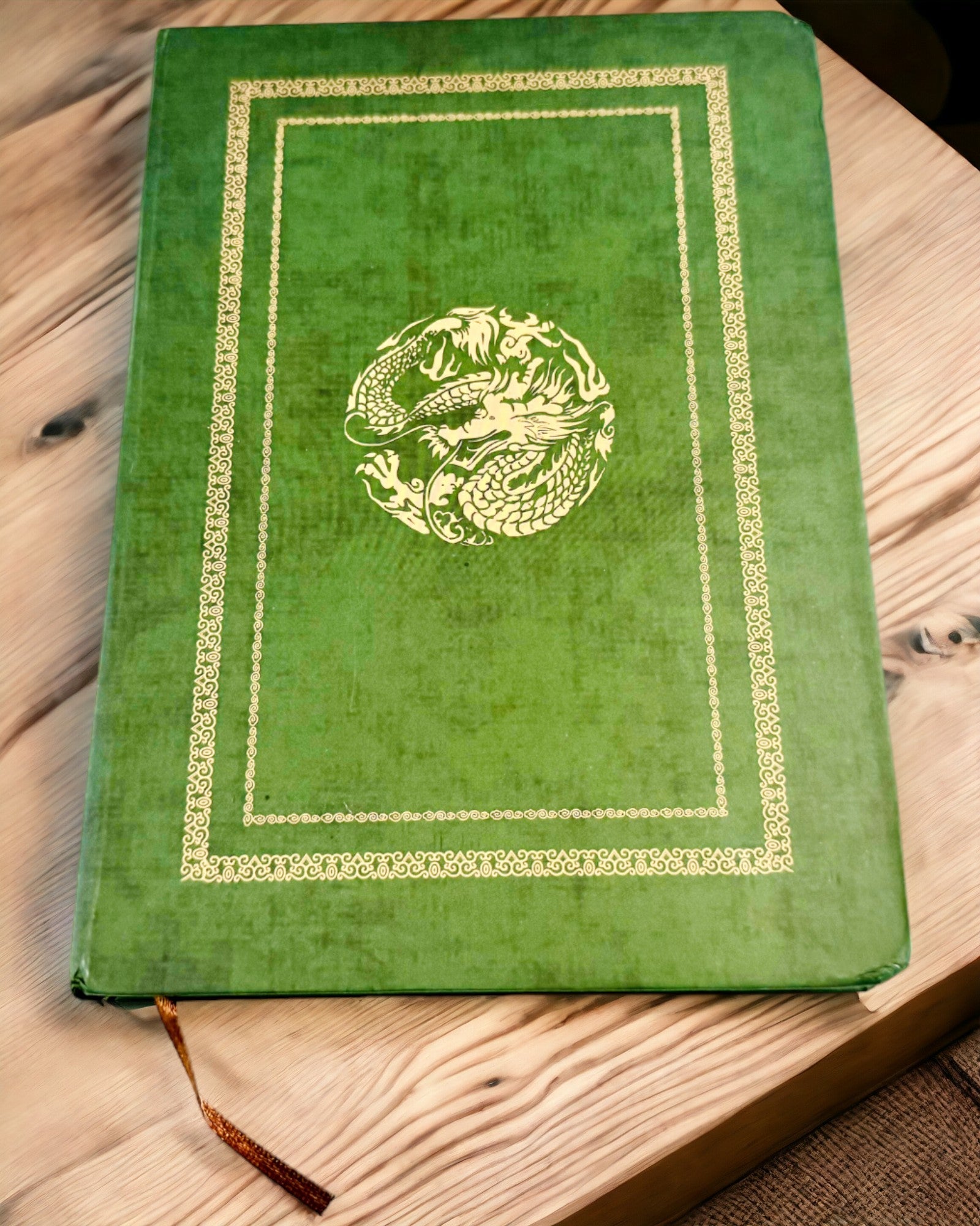 Cuaderno Decorativo Verde con Motivo de Dragón - Inspiraciones Fantasía, con grabado