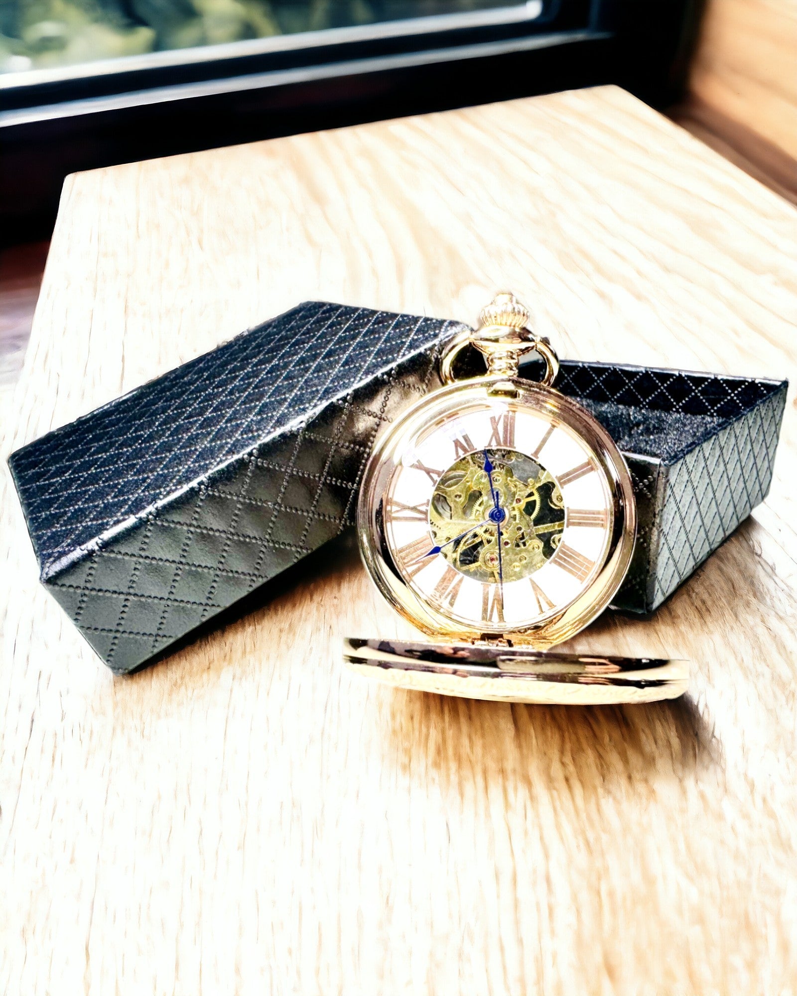 Reloj de bolsillo vintage con esfera transparente y mecanismo esqueleto