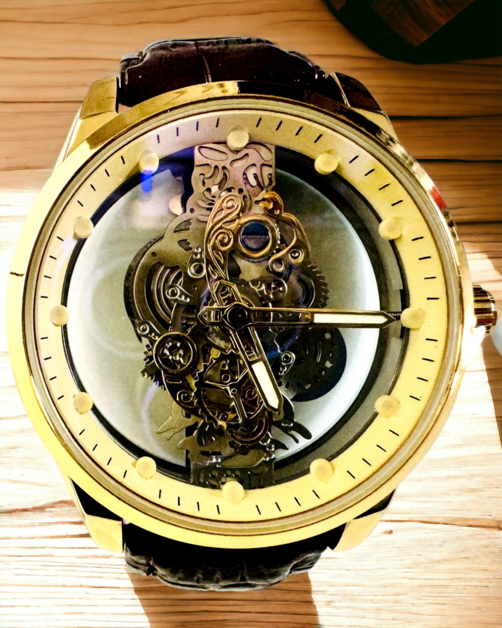 Reloj Masculino con Mecanismo Transparente - Elegancia y Precisión en Montura Dorada