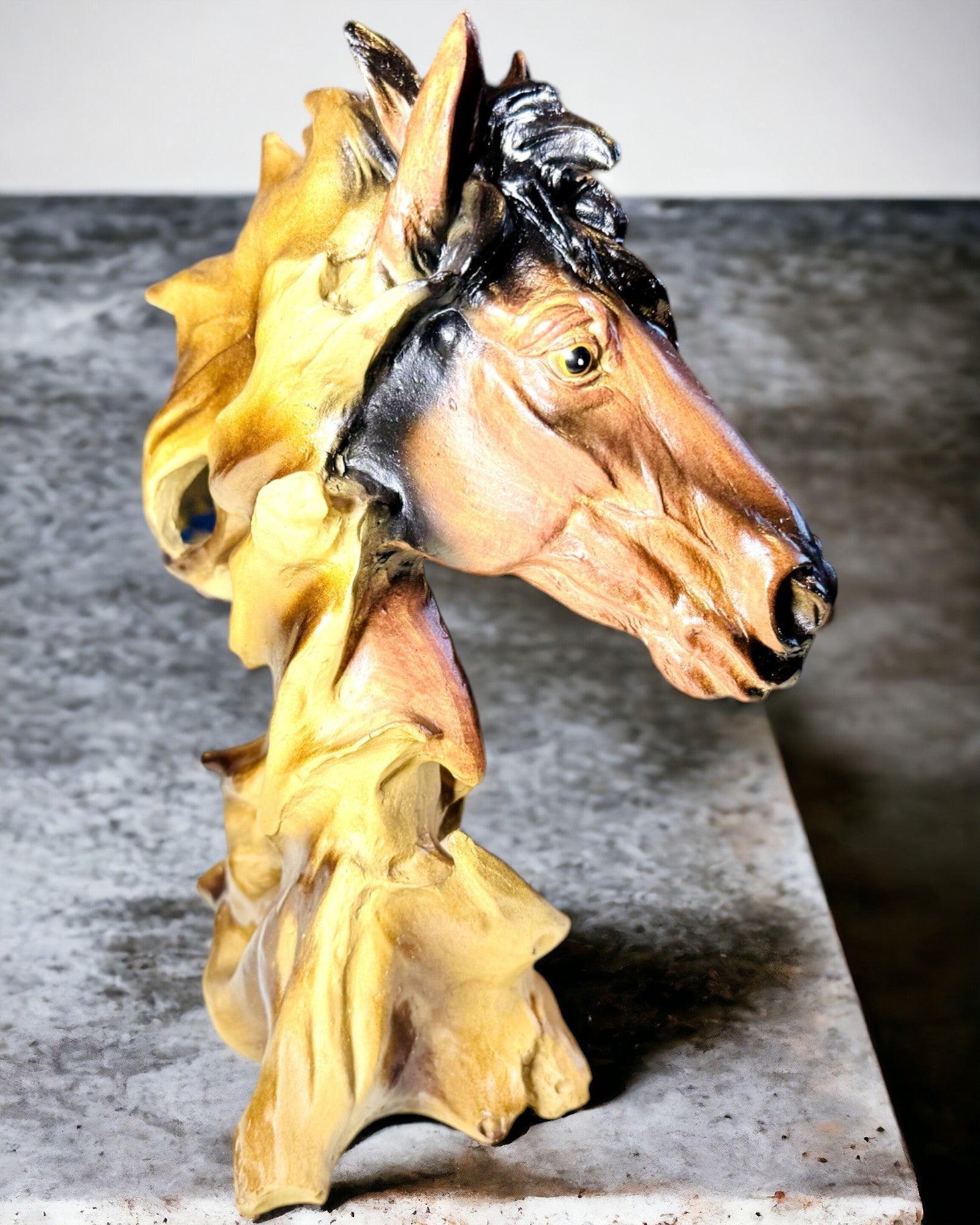 Escultura de Caballo de Resina en Estilo Abstracto