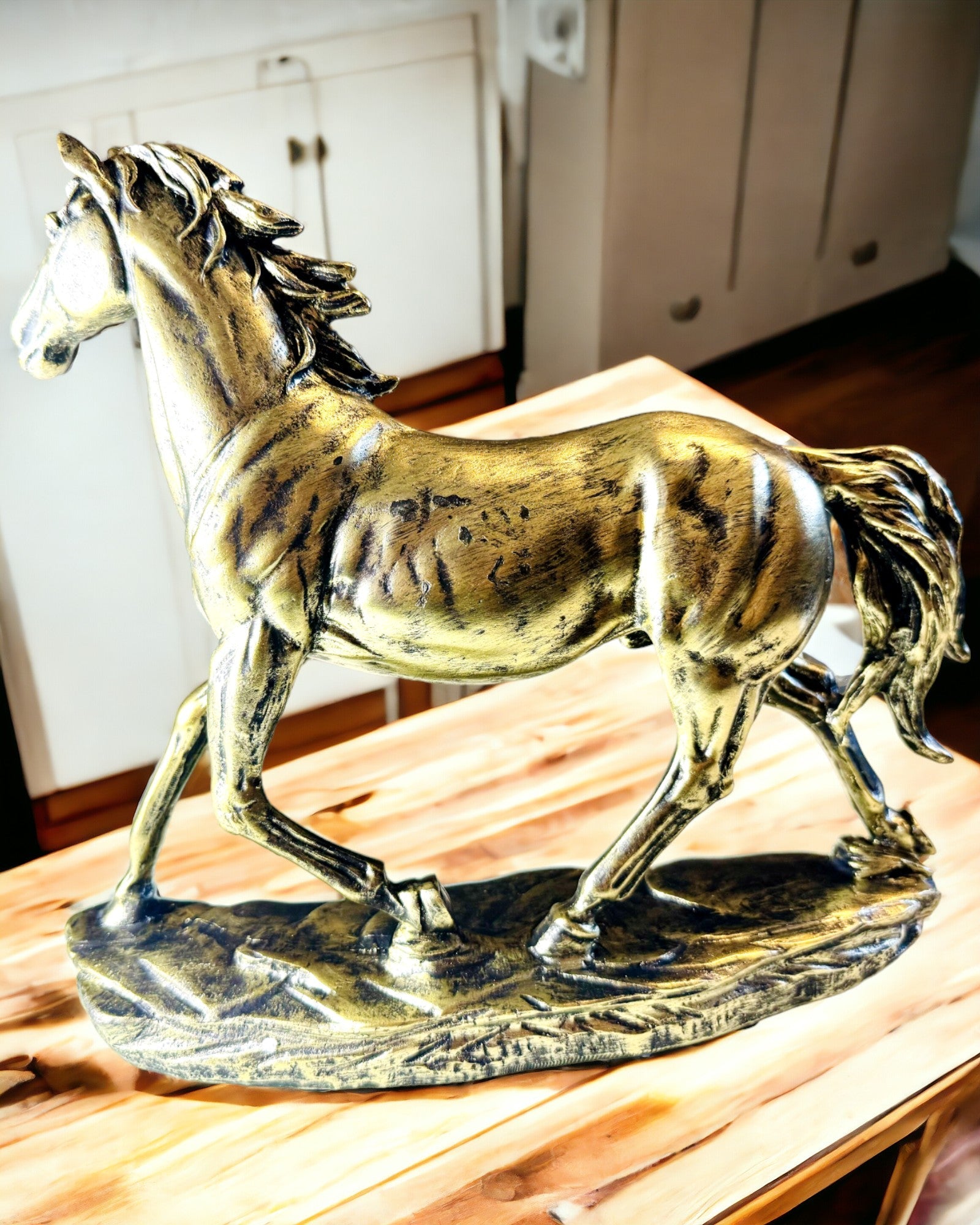 Estatuilla de Caballo en Galopando de Resina con Opción de Grabado