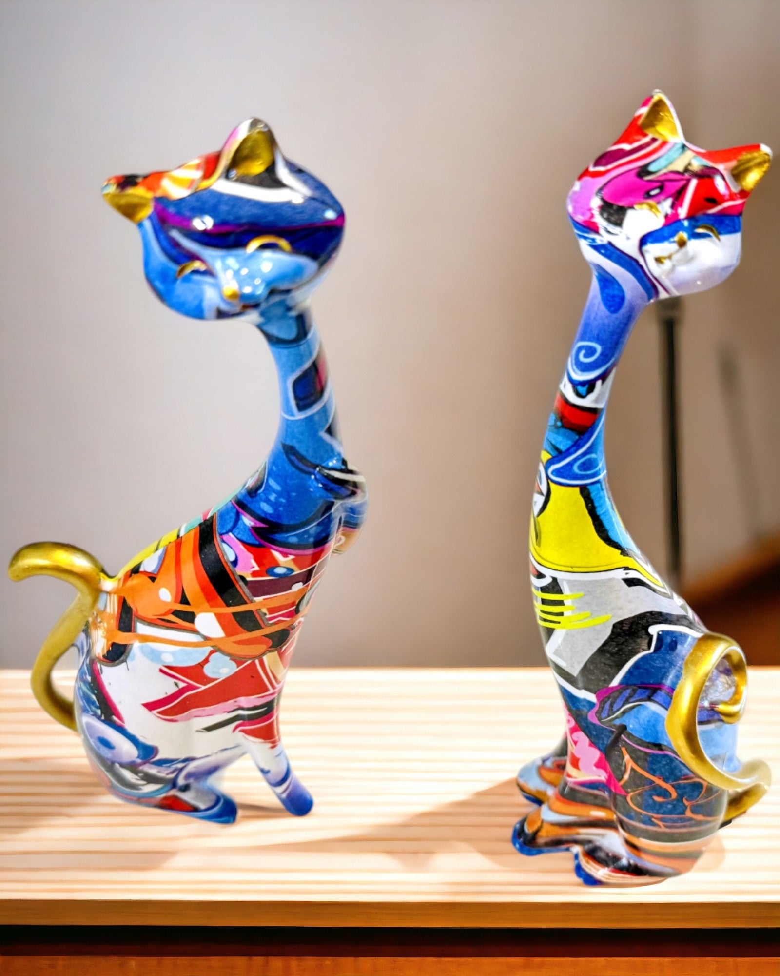 Figuras de Gatos Abstractos "ArtCats", Pintadas a Mano, Resina – 25 cm, 2 unidades.