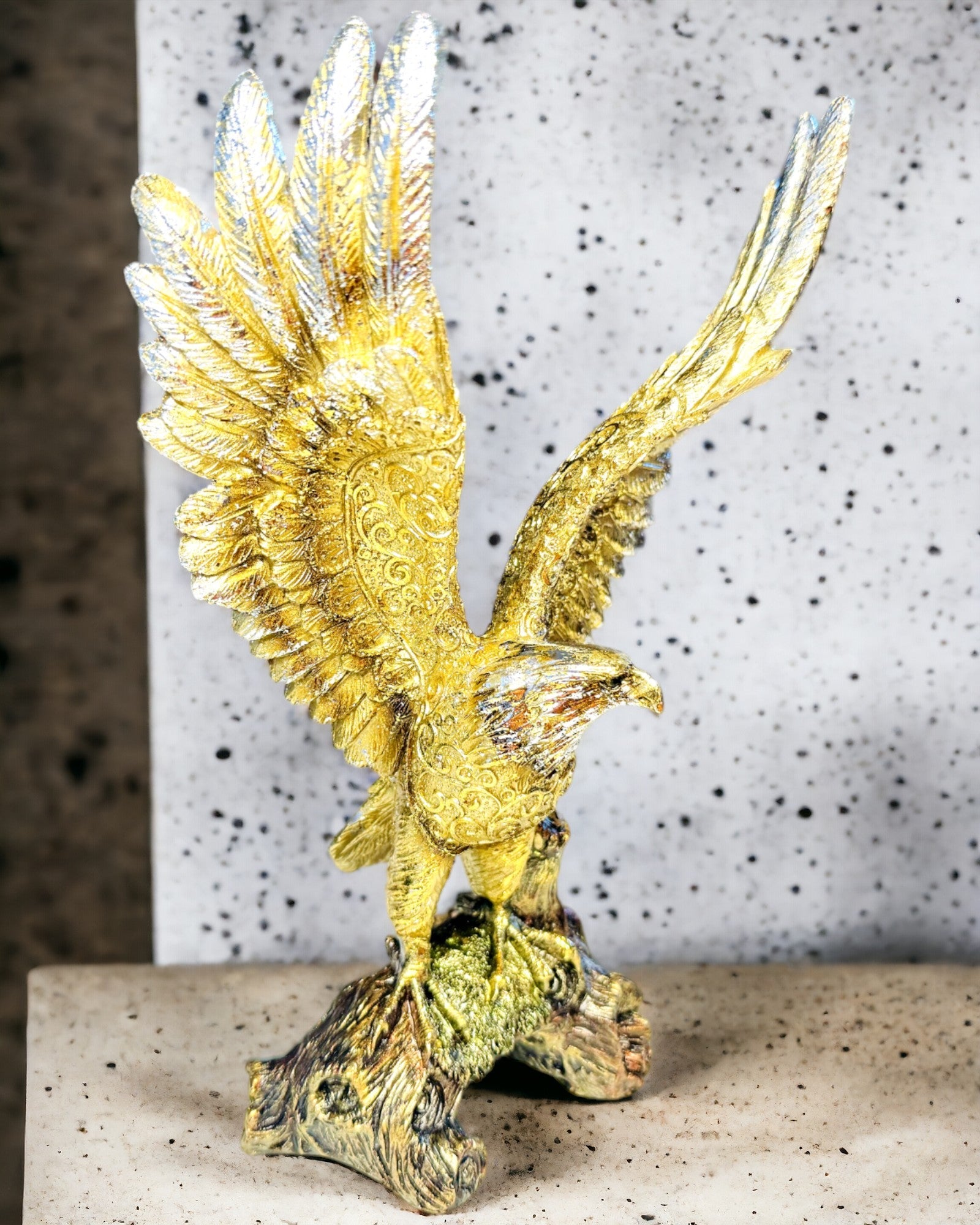 Estatuilla "Águila Dorada" con Opción de Personalización - Decoración de Resina