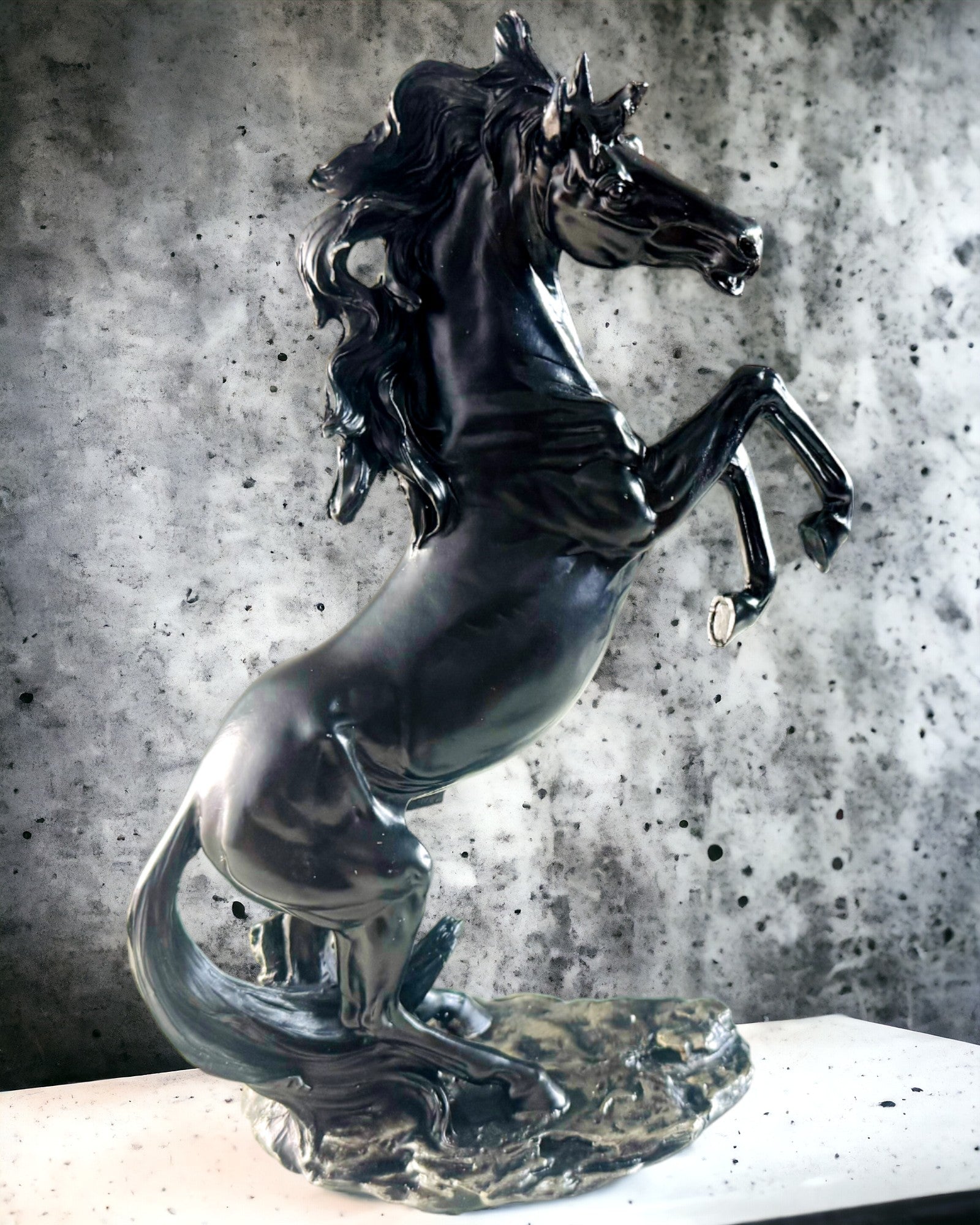 Perla Negra - Escultura de Caballo Elegancia en Movimiento - Posibilidad de Grabado