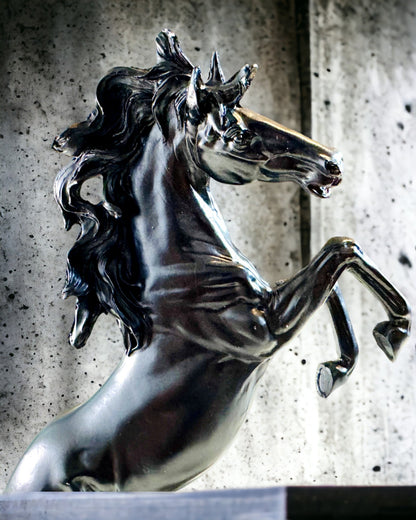 Perla Negra - Escultura de Caballo Elegancia en Movimiento - Posibilidad de Grabado