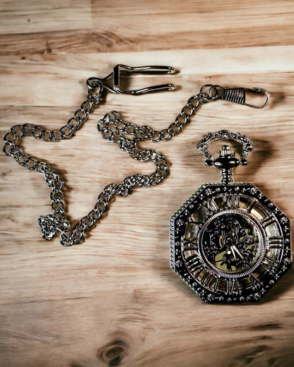 Reloj de bolsillo mecánico octogonal clásico en color plateado con esfera calada al estilo steampunk