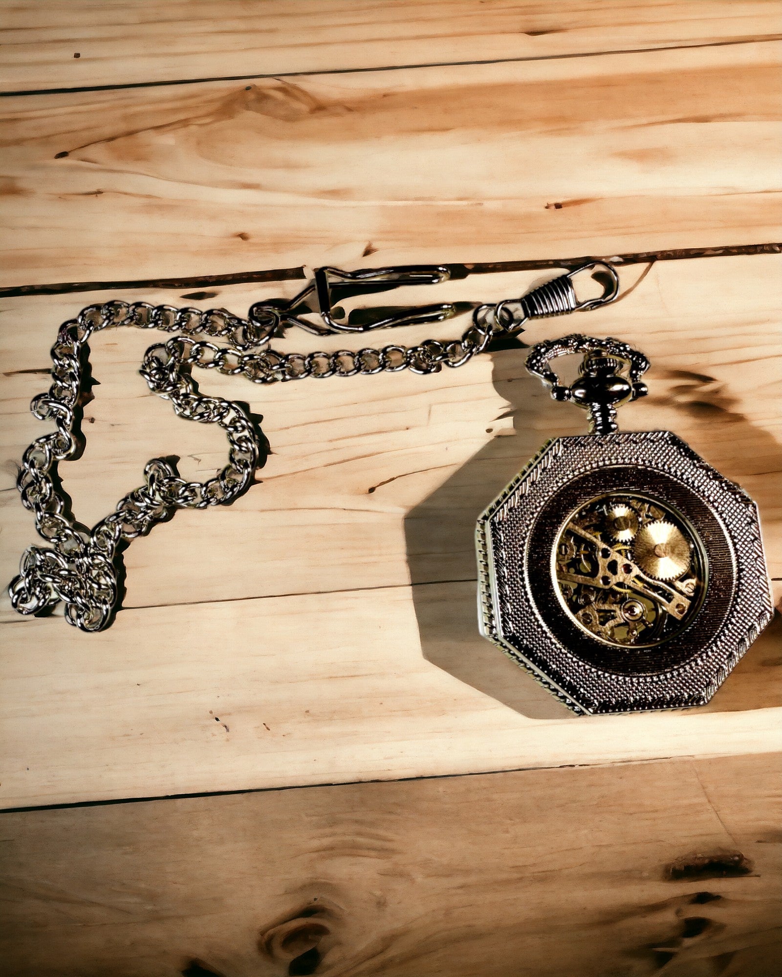 Reloj de bolsillo mecánico octogonal clásico en color plateado con esfera calada al estilo steampunk