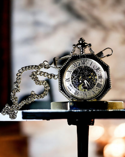 Reloj de bolsillo mecánico octogonal clásico en color plateado con esfera calada al estilo steampunk