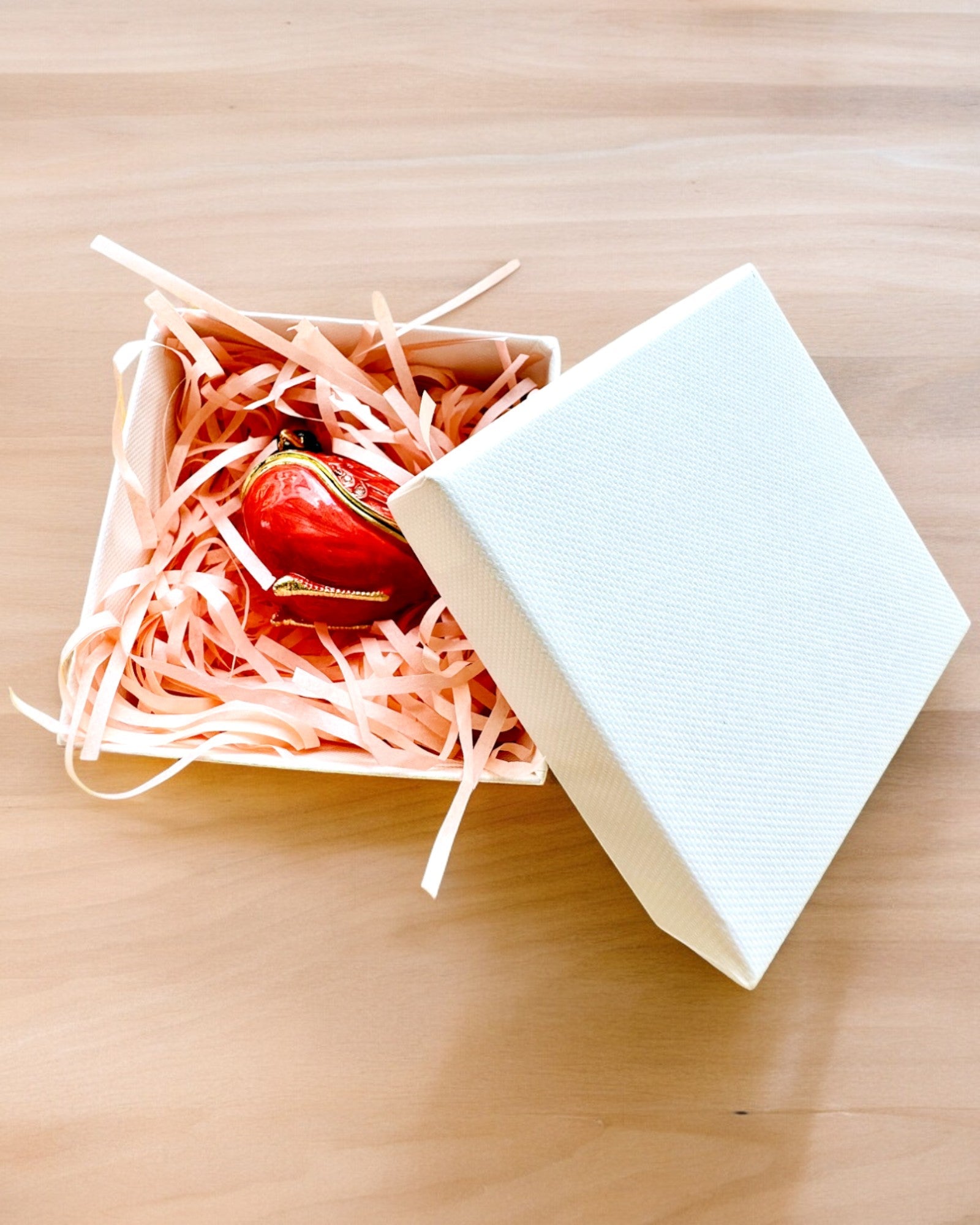 Elegante caja en forma de cardenal con posibilidad de grabado