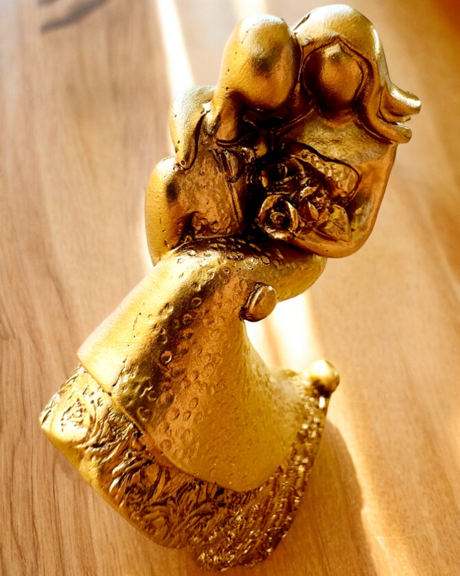 Figurita "Amor Eterno" color dorado - 11 cm, Pequeña Figurita Decorativa con Opción de Grabado