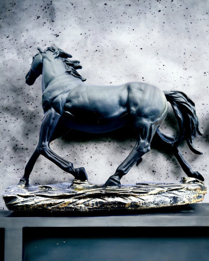 "Czarny Galop" - Figura Elegante de Caballo con Opción de Grabado