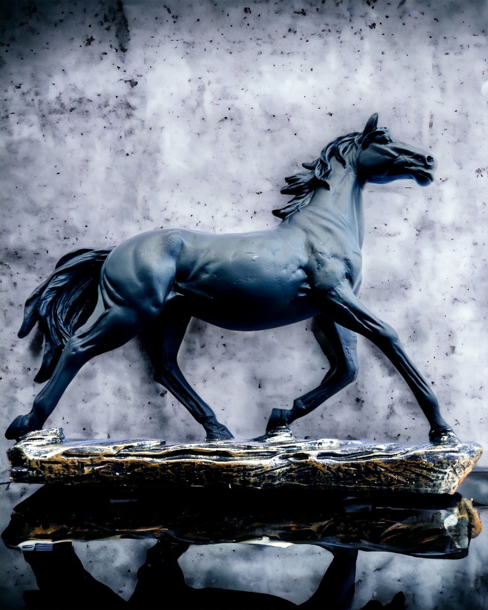 "Czarny Galop" - Figura Elegante de Caballo con Opción de Grabado