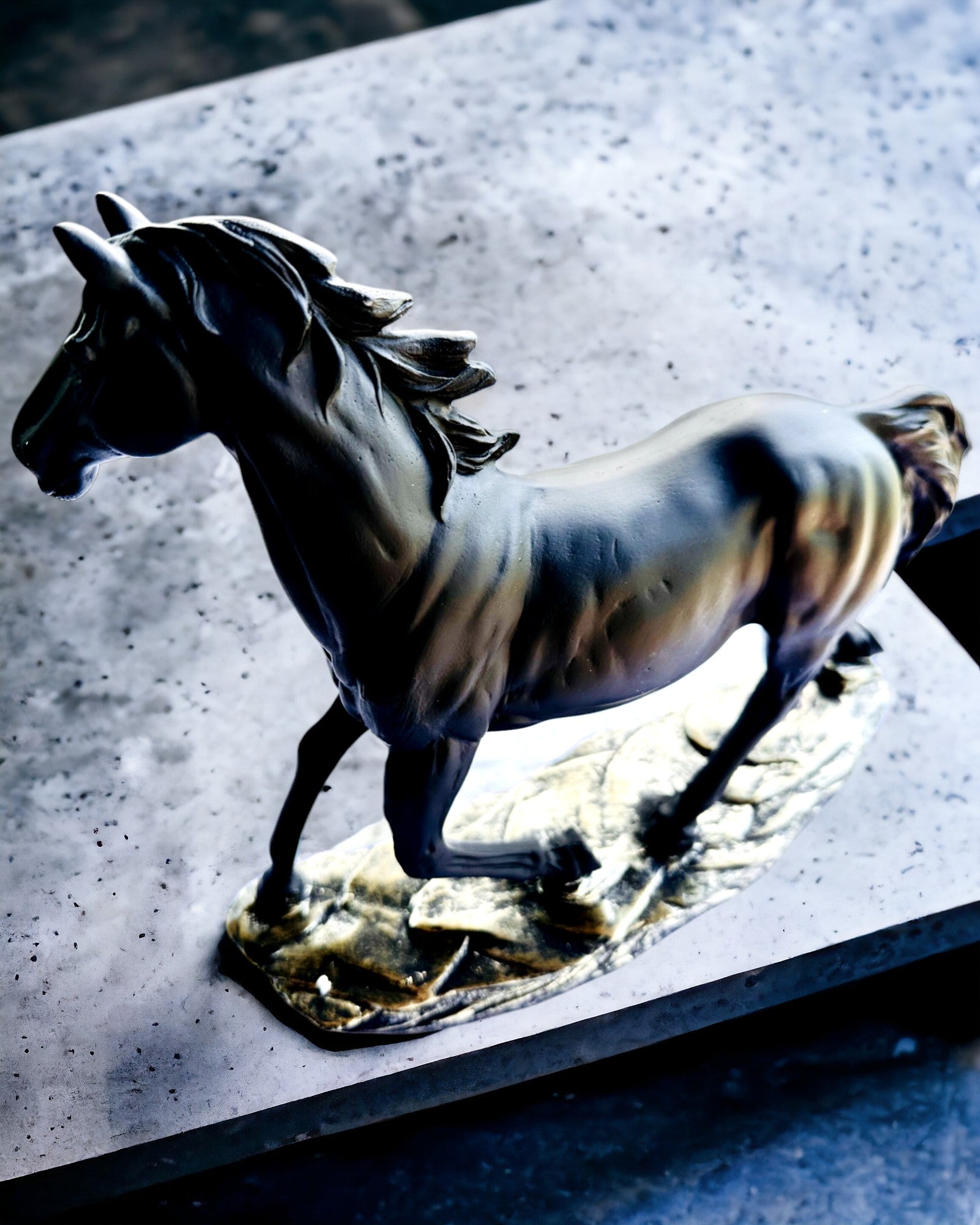 "Czarny Galop" - Figura Elegante de Caballo con Opción de Grabado