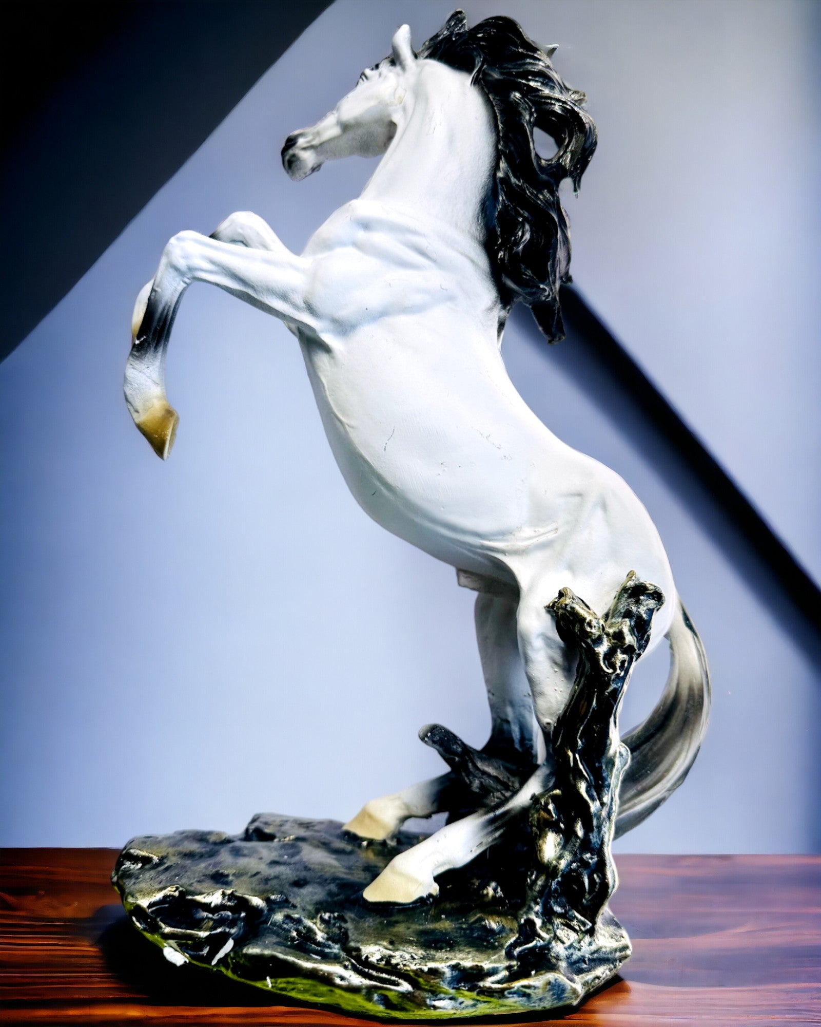 "Saltador Elegante" - Figura Blanca de Caballo con Opción de Grabado