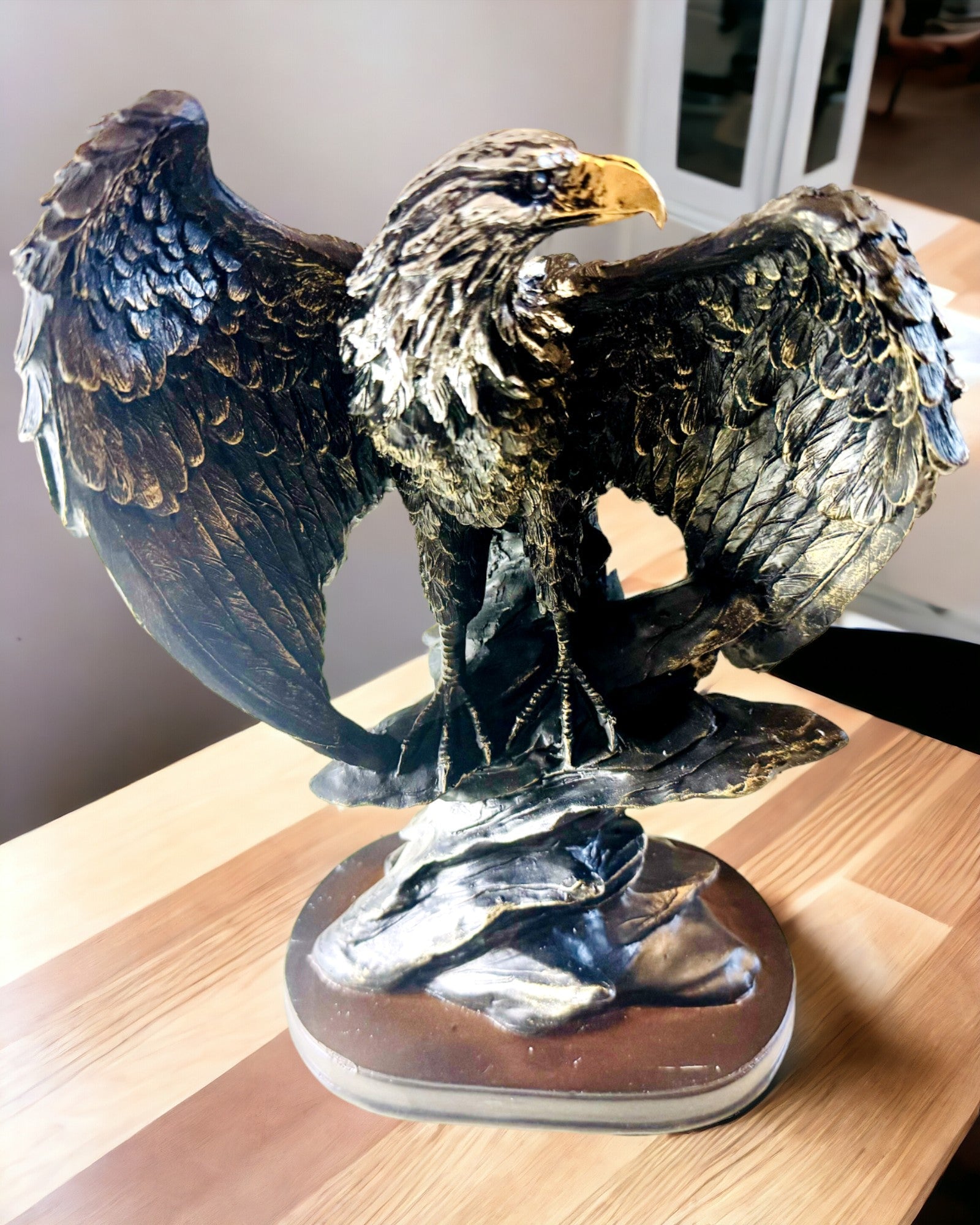 Estatuilla Decorativa "Águila Voladora" – Símbolo Majestuoso de Fuerza y Libertad