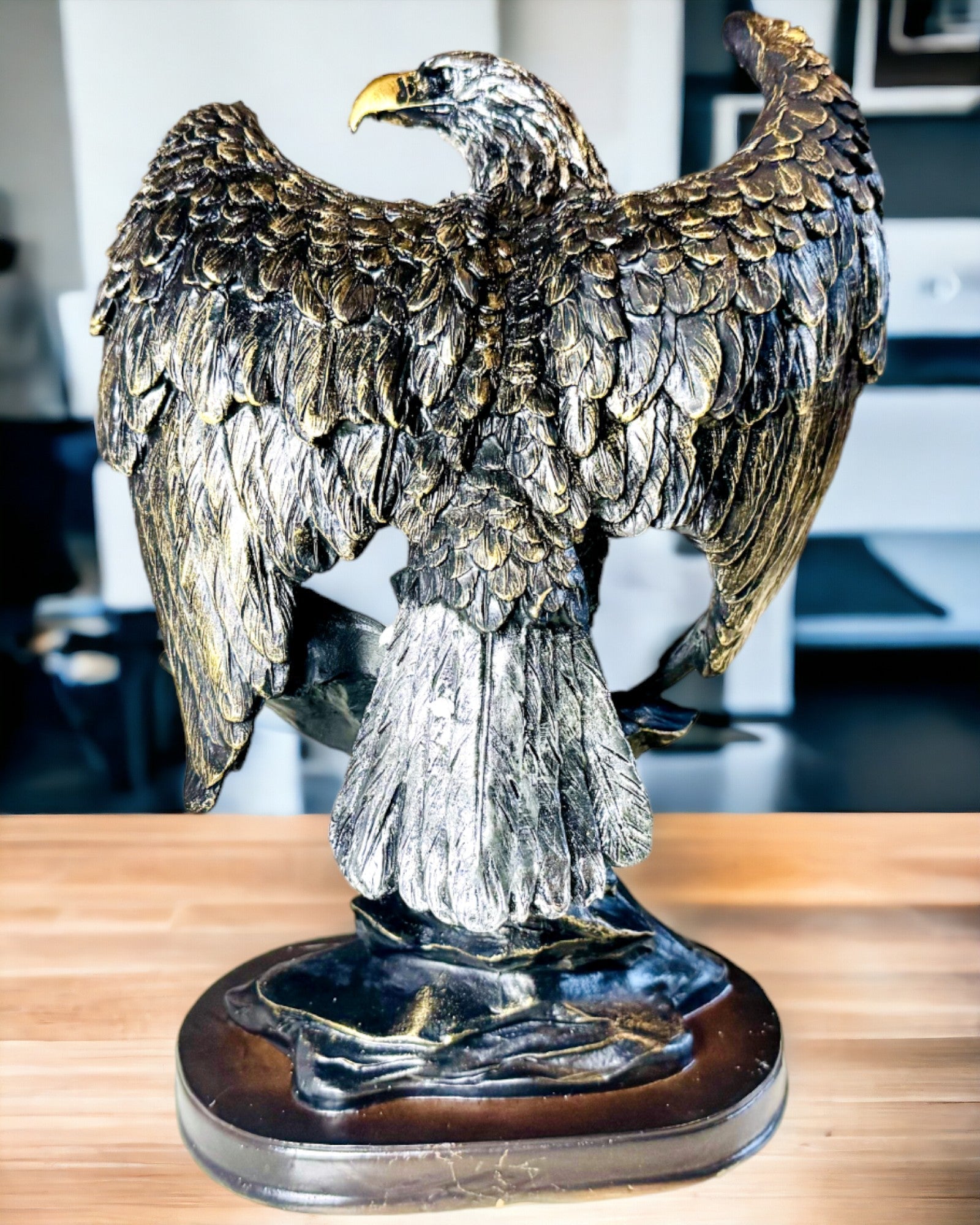 Estatuilla Decorativa "Águila Voladora" – Símbolo Majestuoso de Fuerza y Libertad