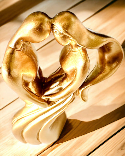 Escultura del Amor - "Pasión Eterna" - Pequeña Figura Decorativa de color dorado con Opción de Grabado