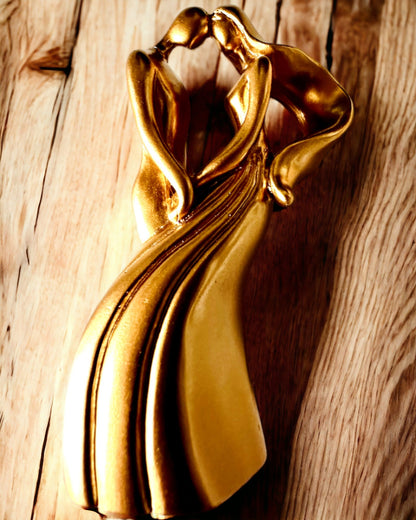 Escultura del Amor - "Pasión Eterna" - Pequeña Figura Decorativa de color dorado con Opción de Grabado