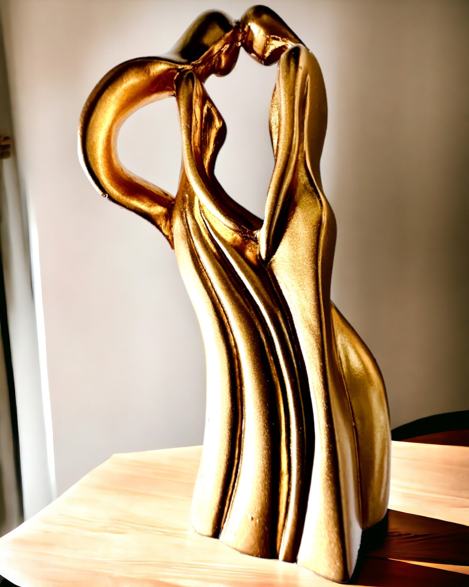 Escultura del Amor - "Pasión Eterna" - Pequeña Figura Decorativa de color dorado con Opción de Grabado